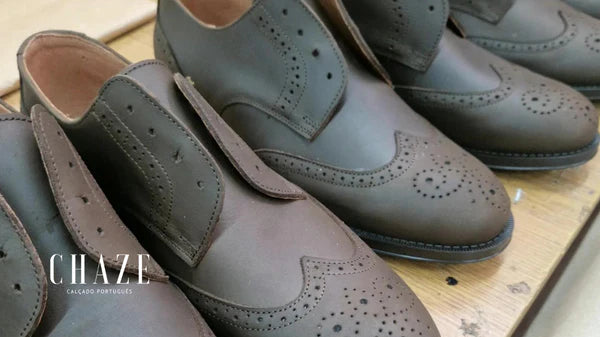 Sapatos de couro ou sintéticos: diferenças reais no uso diário